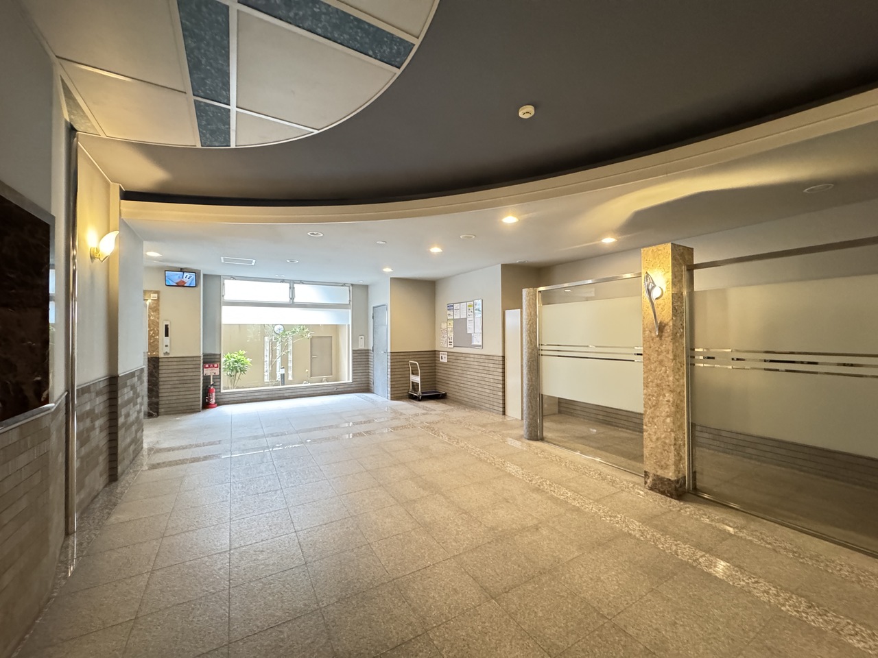 石目調のタイルで落ち着いた雰囲気のエントランス。丁寧に管理された清潔感のある空間です。