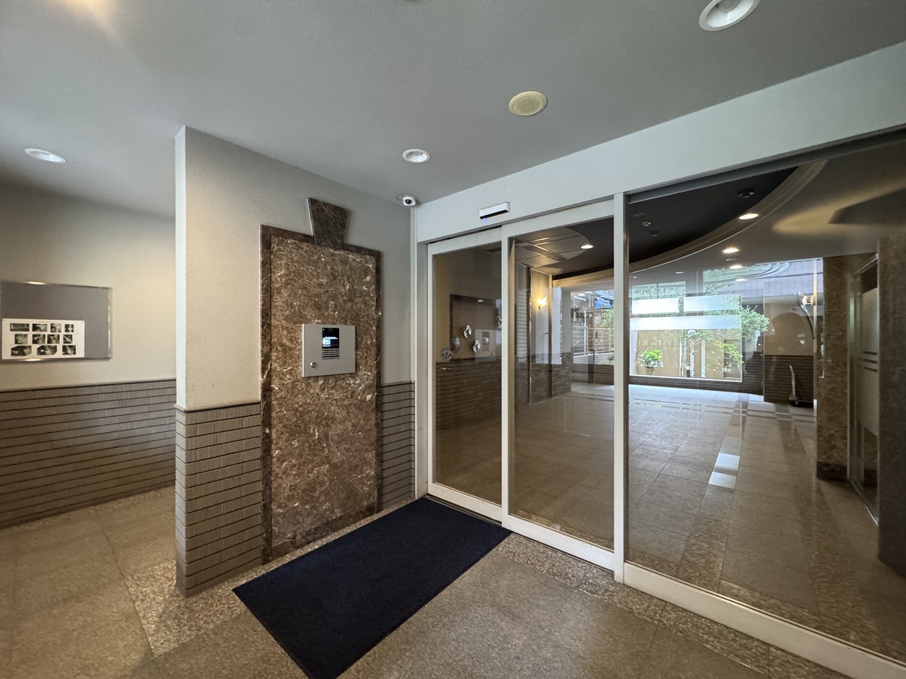 オートロックシステムを備え、防犯性に配慮した安心のエントランス。