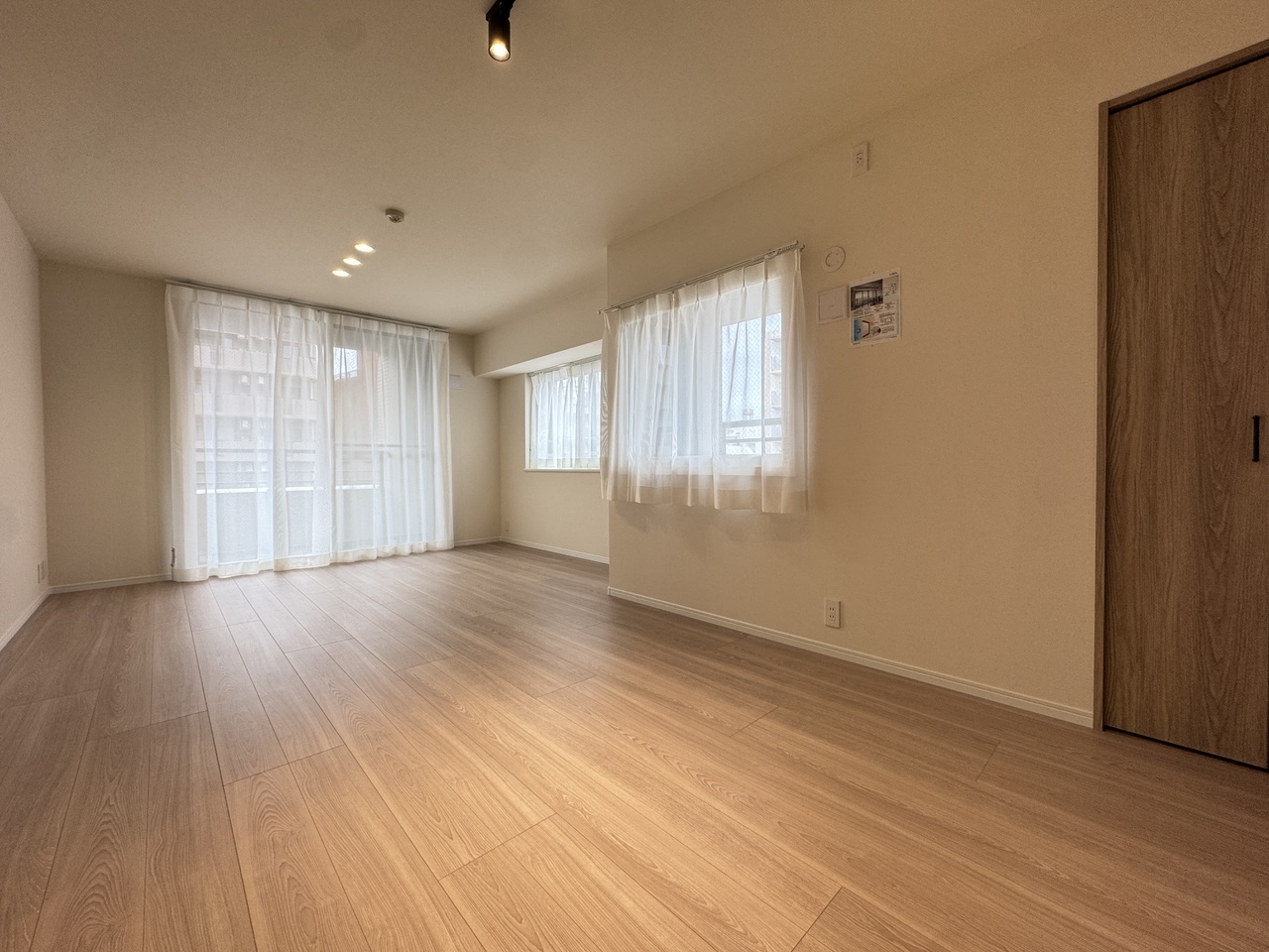 2面採光が確保されたLDKは約15.4帖。明るい陽光が降り注ぐ開放的な空間で、ゆったりとお寛ぎいただけます。サッシ高約2.2ｍかつ二重窓になって断熱性もよくなっています。