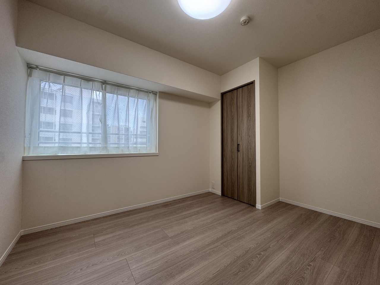 約5.2帖の洋室は、寝室や子供部屋に最適。全居室フローリングでお手入れも簡単です。