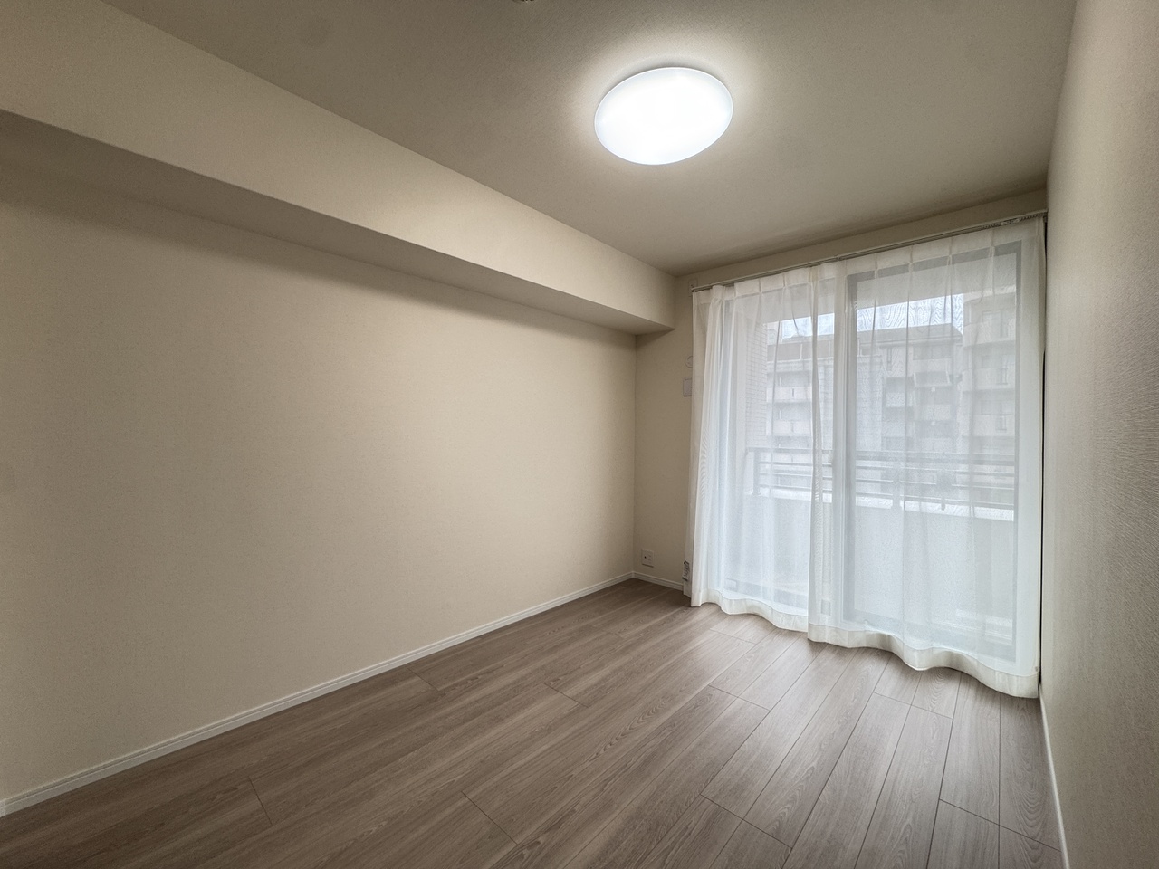 約5.8帖の洋室です。南東向きの採光が取りやすいお部屋です。