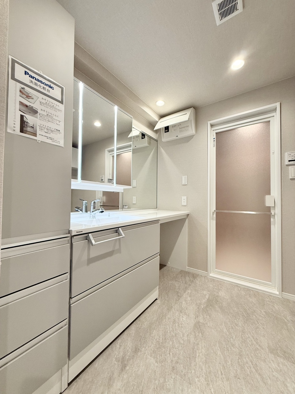 洗面台下は引き出し収納を採用。タオルやストック洗剤、ドライヤーなどをすっきりと整理整頓いただけます。