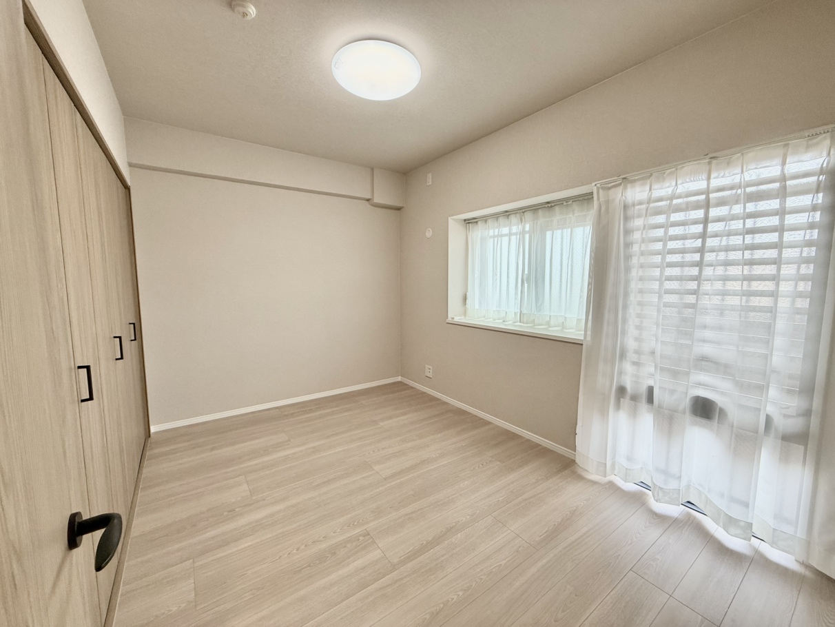 自然光が心地よく差し込む、明るく通風良好な洋室です。