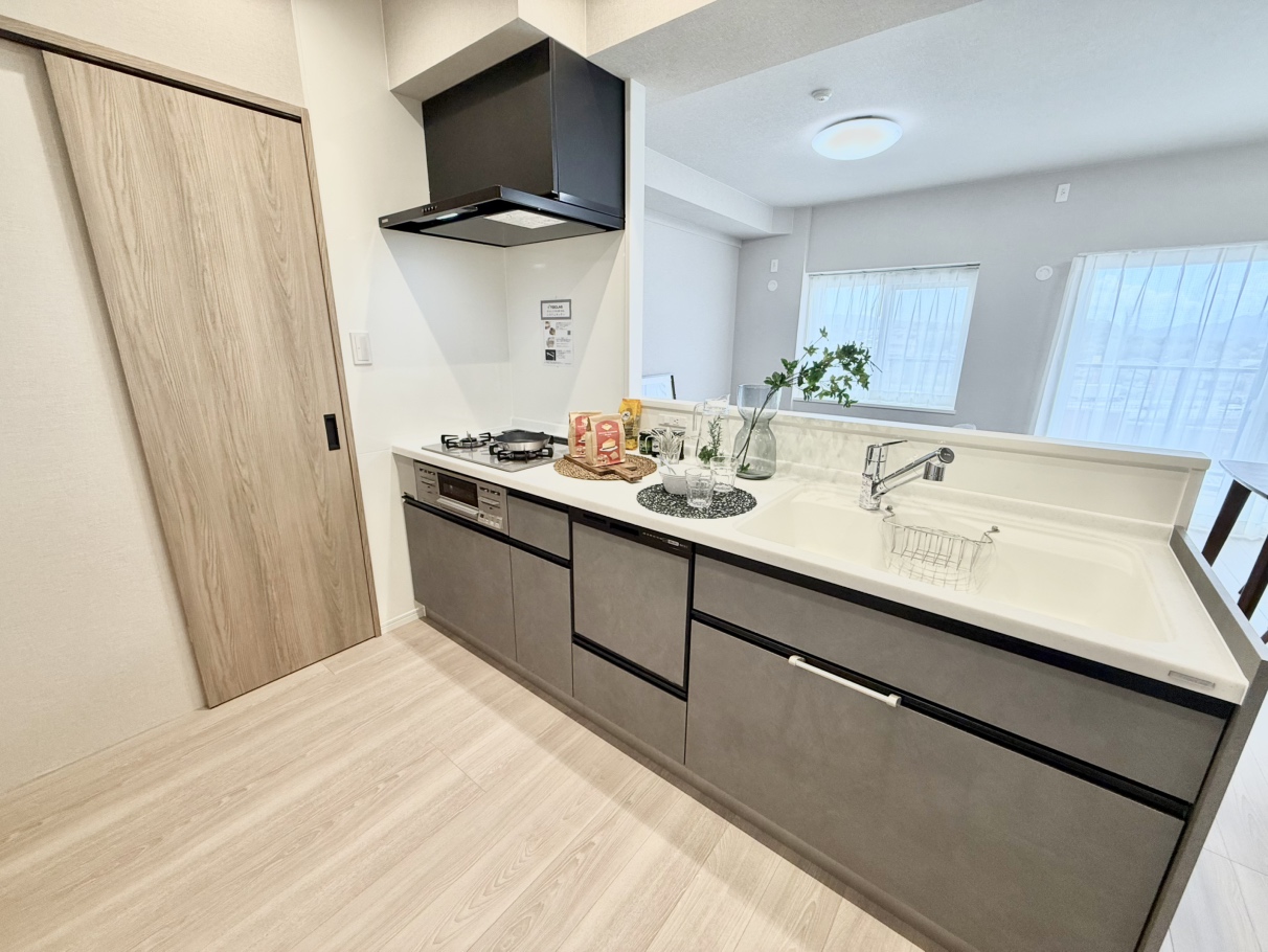 食洗機付きのシステムキッチンで、家事の時短も可能です。