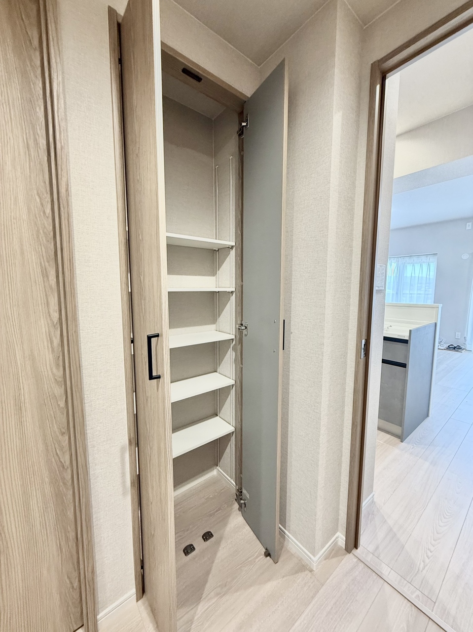 キッチン隣接のパントリースペース。買い置きの食材や飲料などまとめて収納いただけます。