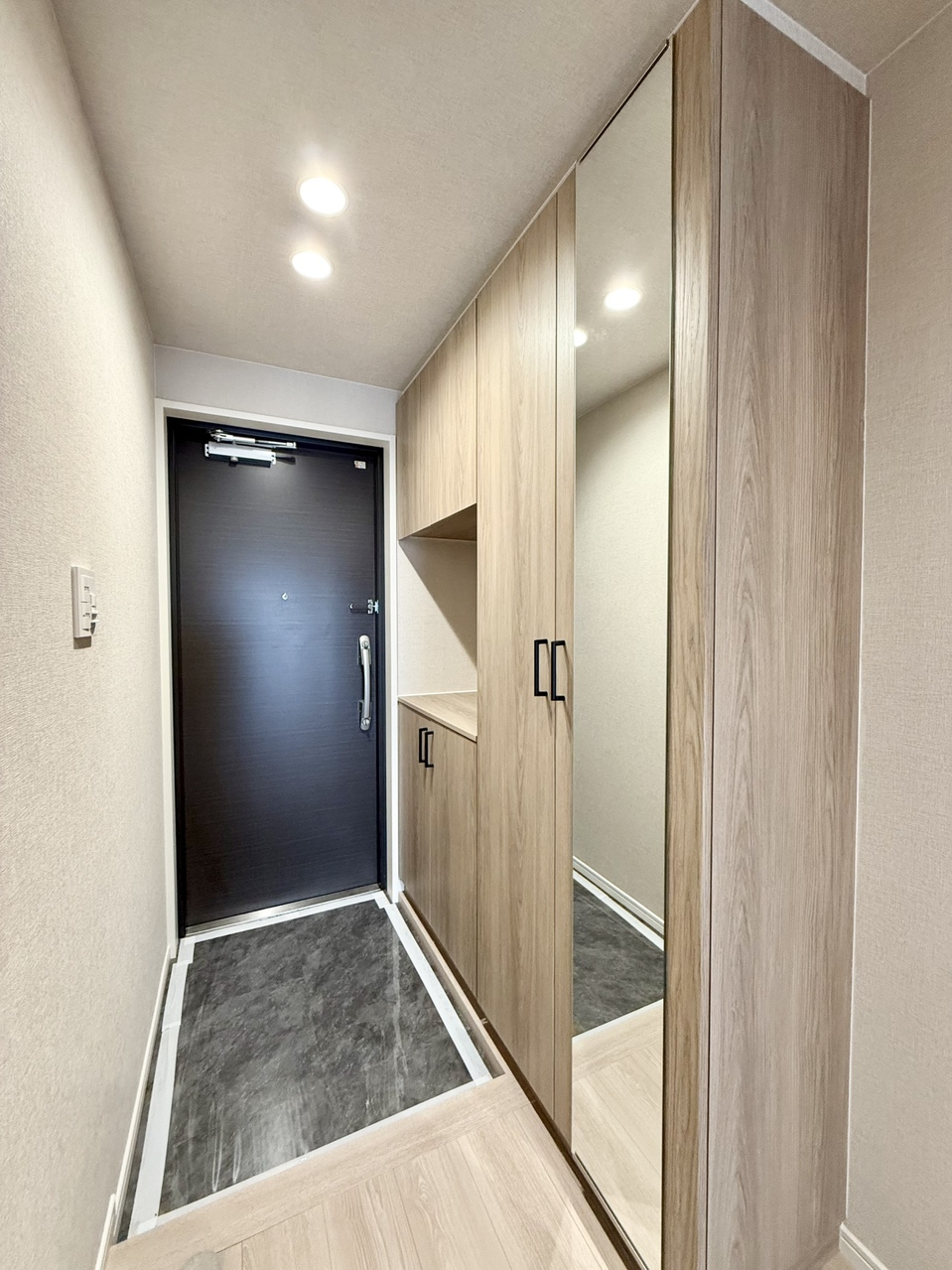 玄関には身だしなみチェックできる便利な鏡付きです♪