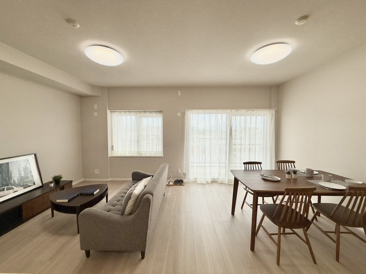 バルコニーに面しており、お部屋から外の景色を望むことができる、開放的な空間です。（家具はディスプレイ用になります）