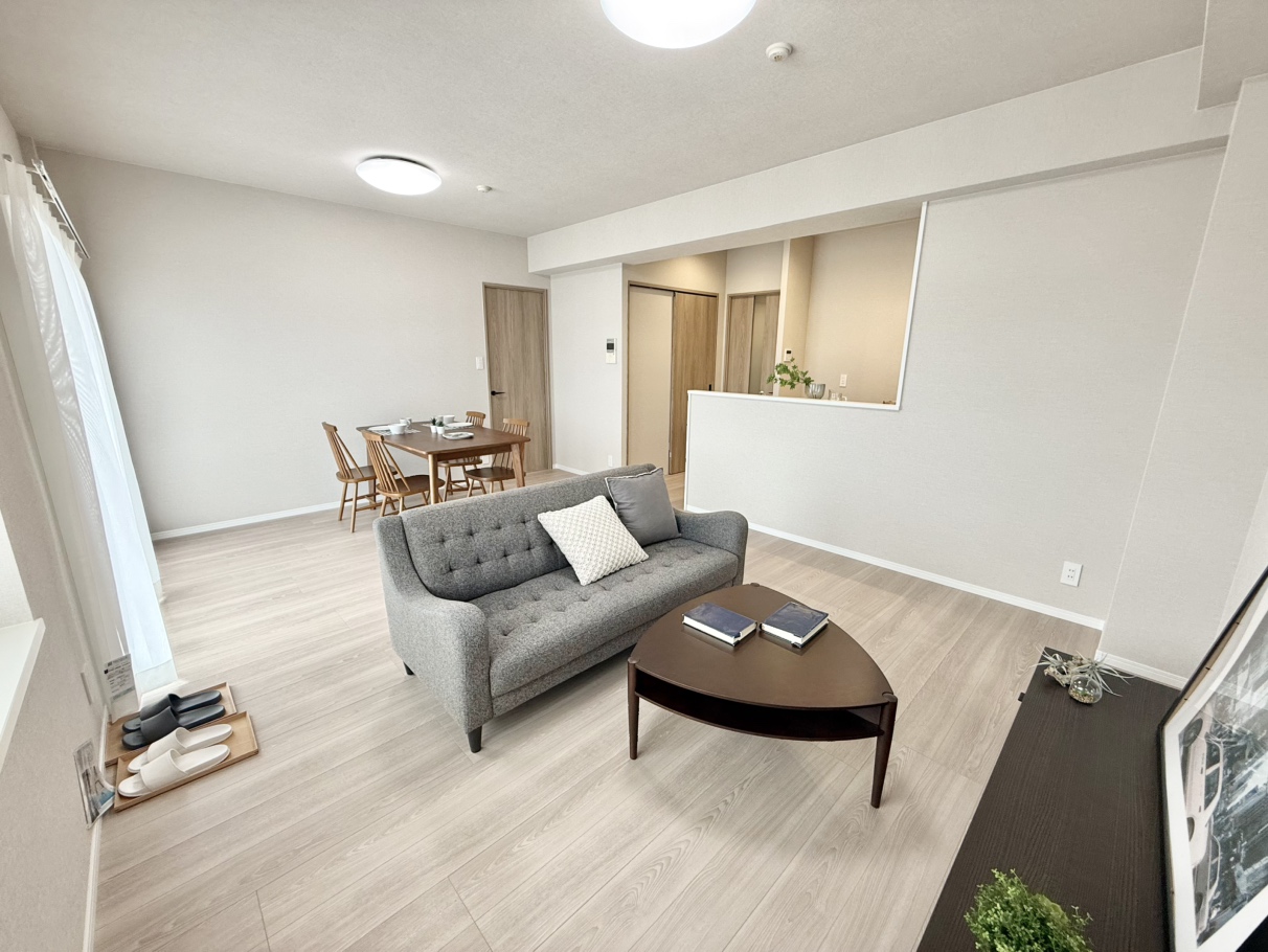 南向きバルコニーに面した明るいリビング。家族の笑顔が広がる空間です。（家具はディスプレイ用になります）