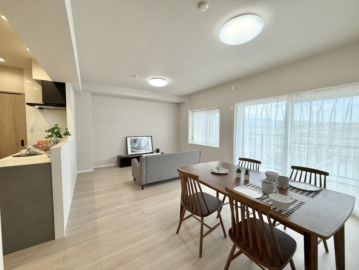 LDKは約16.5帖とゆったりとした空間！ご家族揃ってのんびりお過ごしいただけます。（家具はディスプレイ用になります）