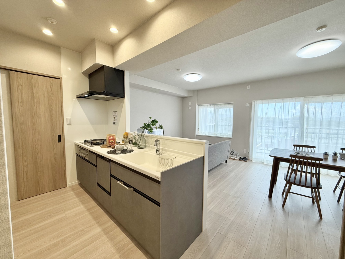 空間が広く見える、おしゃれなオープンスタイルキッチンです。