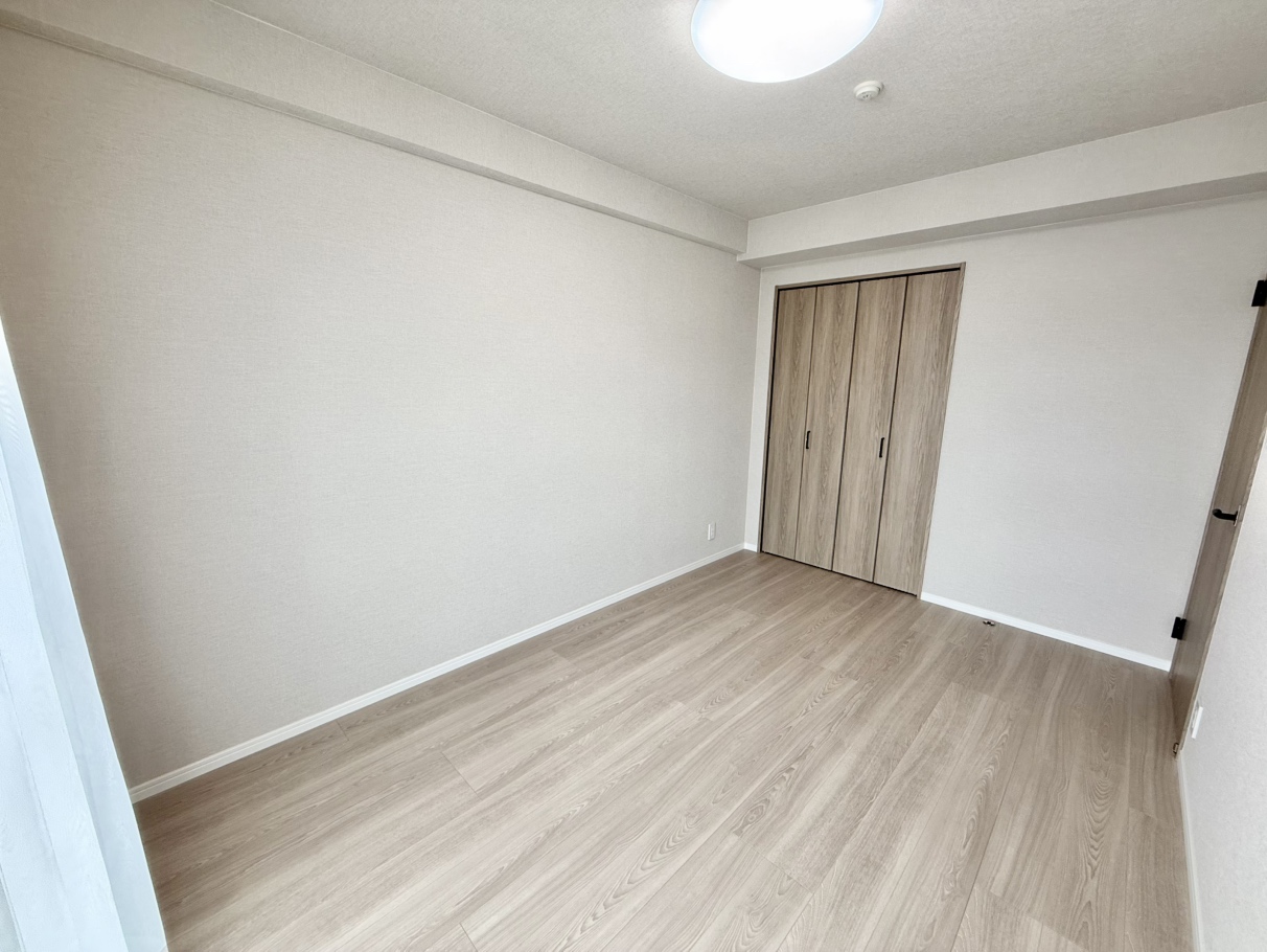 温かみのある淡い木目調のフローリング。柔らかな木目のコントラストが心地よく、リラックスできる空間です