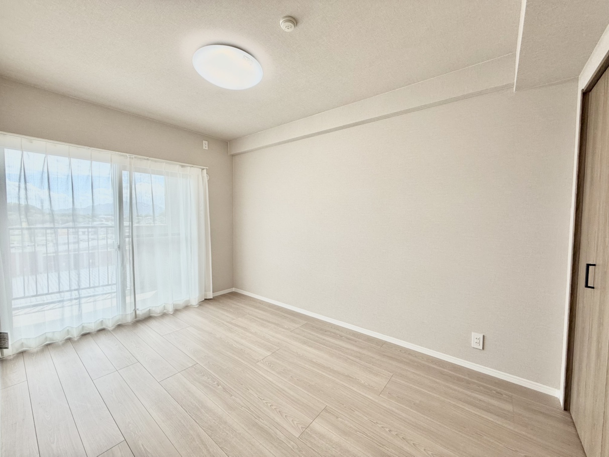 約6.2帖の洋室は、南向きのバルコニーに面した明るい空間です。