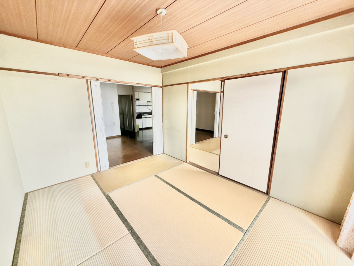 バルコニーに面した、約6.0帖の和室です。