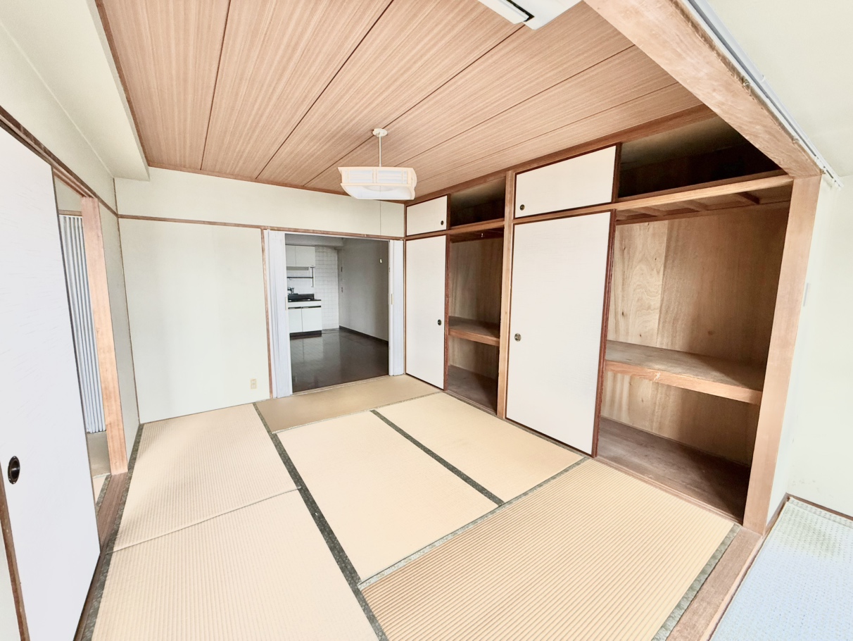 リビングに面した約6.0帖の和室です。客間やリビングの延長としてなど多様に活用いただけます。