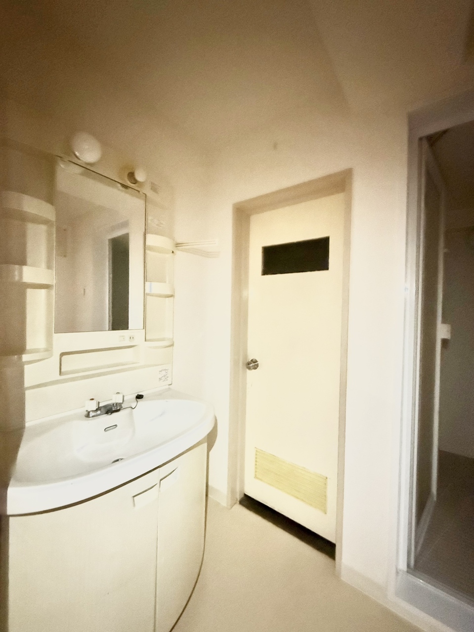 清潔感のある白基調の洗面台です。