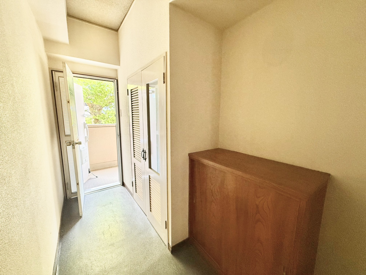 玄関まわりをスッキリと清潔に保てる玄関収納付き。