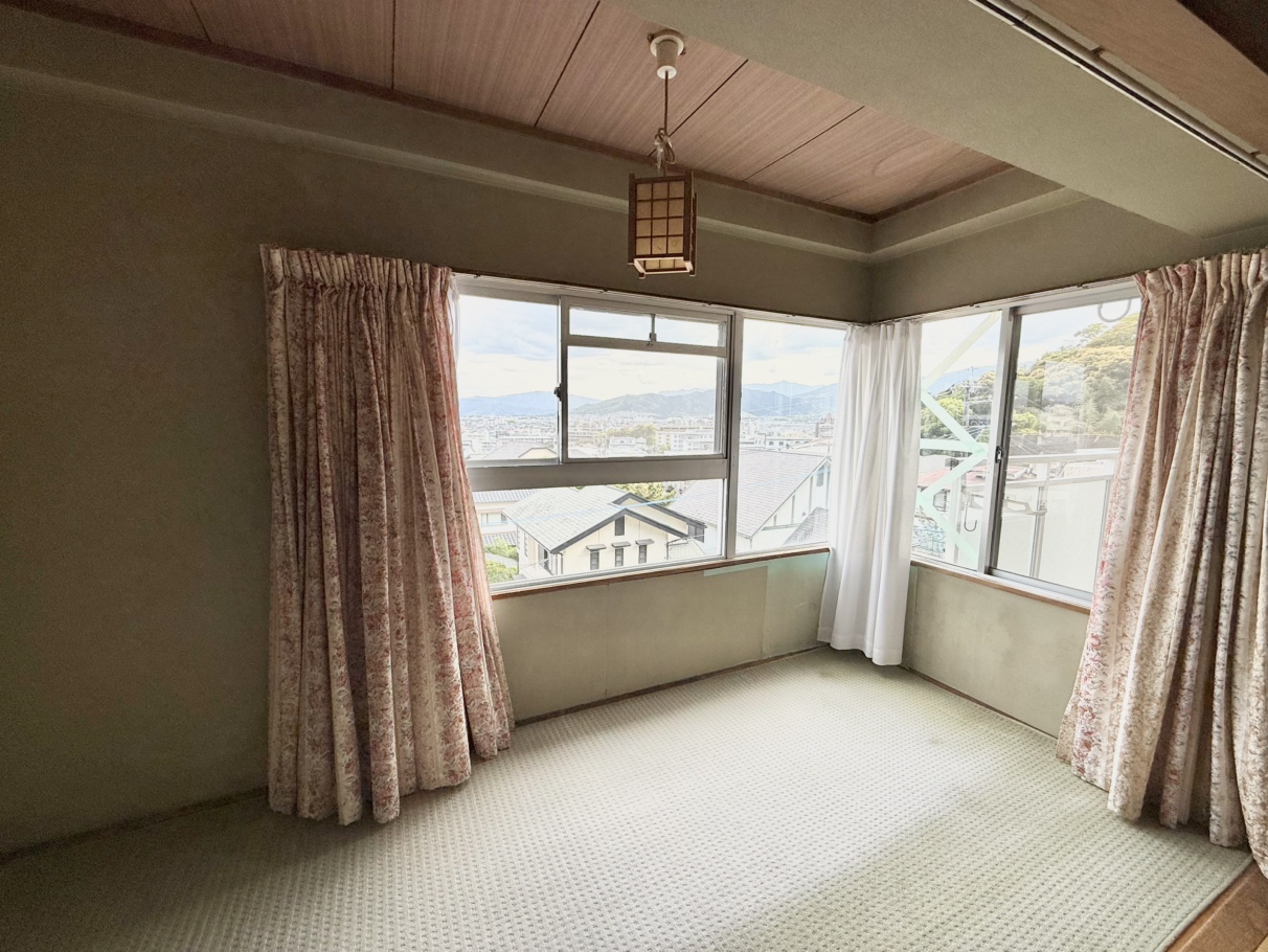 和室と繋がる広縁です。洗濯物を干すスペースとしても、緑を置いて観賞するスペースとしても活躍します。