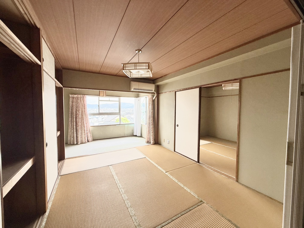 リビングと隣接する2間続きの和室は、ふすまを開けて広々とした続き間になります。