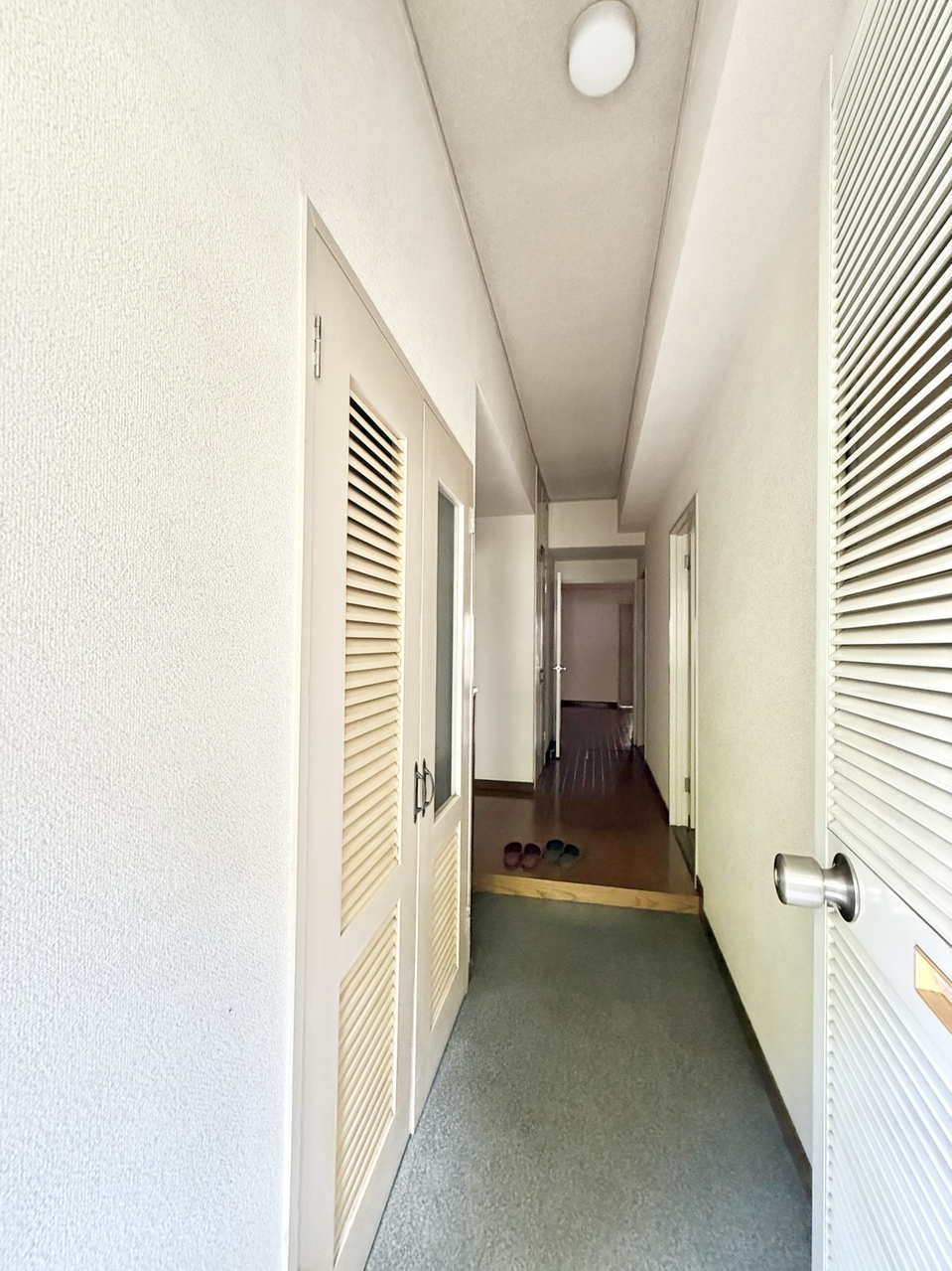 玄関の左右に洋室を配置。独立性が高くご家族間でもプライバシーを大切にできる間取りです。