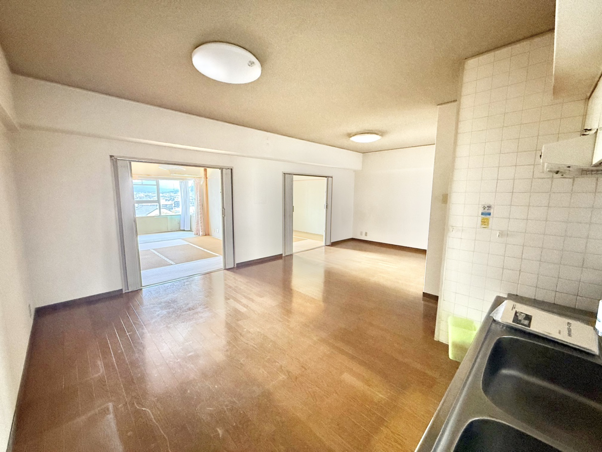 リビングに隣接する和室からは明るい陽射しが射し込み、開放感のあるリビングに。