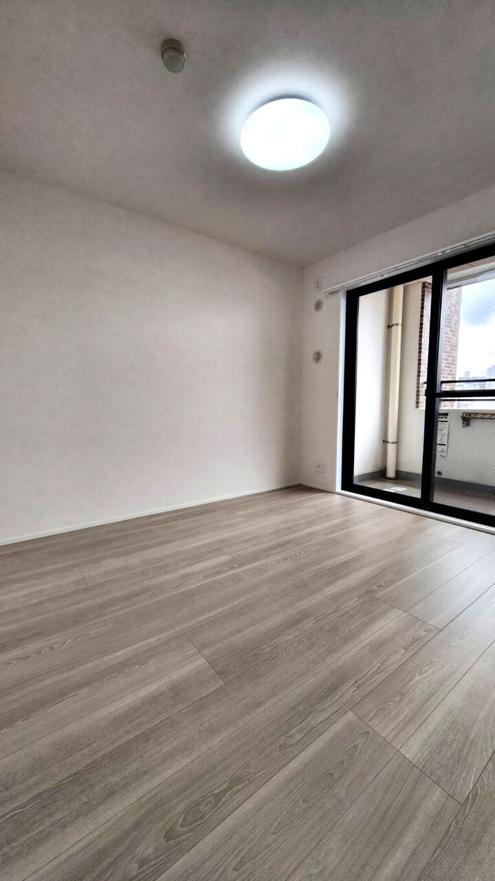 【洋室/約5.6帖】引き戸を開けてLDKの続き間としても利用可能。ご家族のライフスタイルに応じて、フレキシブルに活用できます。