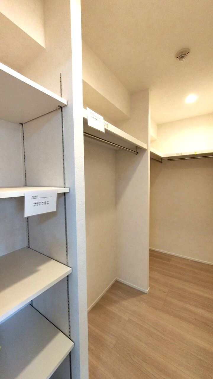 【WIC】ご家族の衣類やバッグなどの小物はもちろん、スーツケースや季節家電などの収納にも重宝します。着替えスペースとしても利用できそうです。