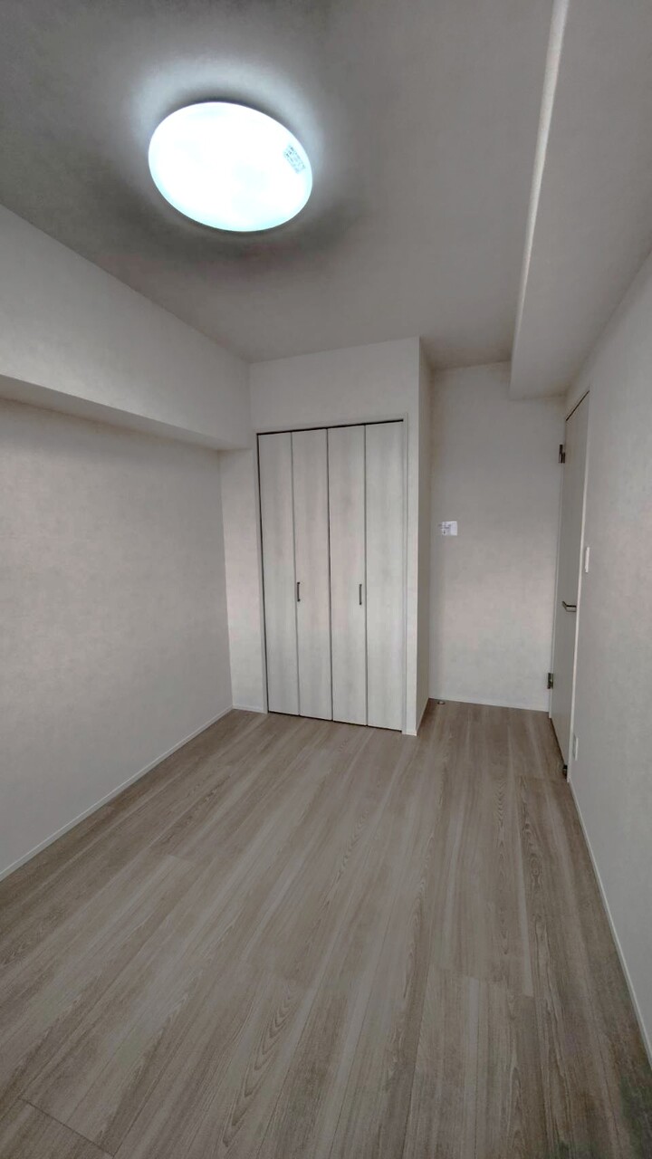 【洋室/約5.0帖】子ども部屋や書斎などマルチにご利用いただける洋室。クローゼットが設けられており、居住空間を広く確保できます。