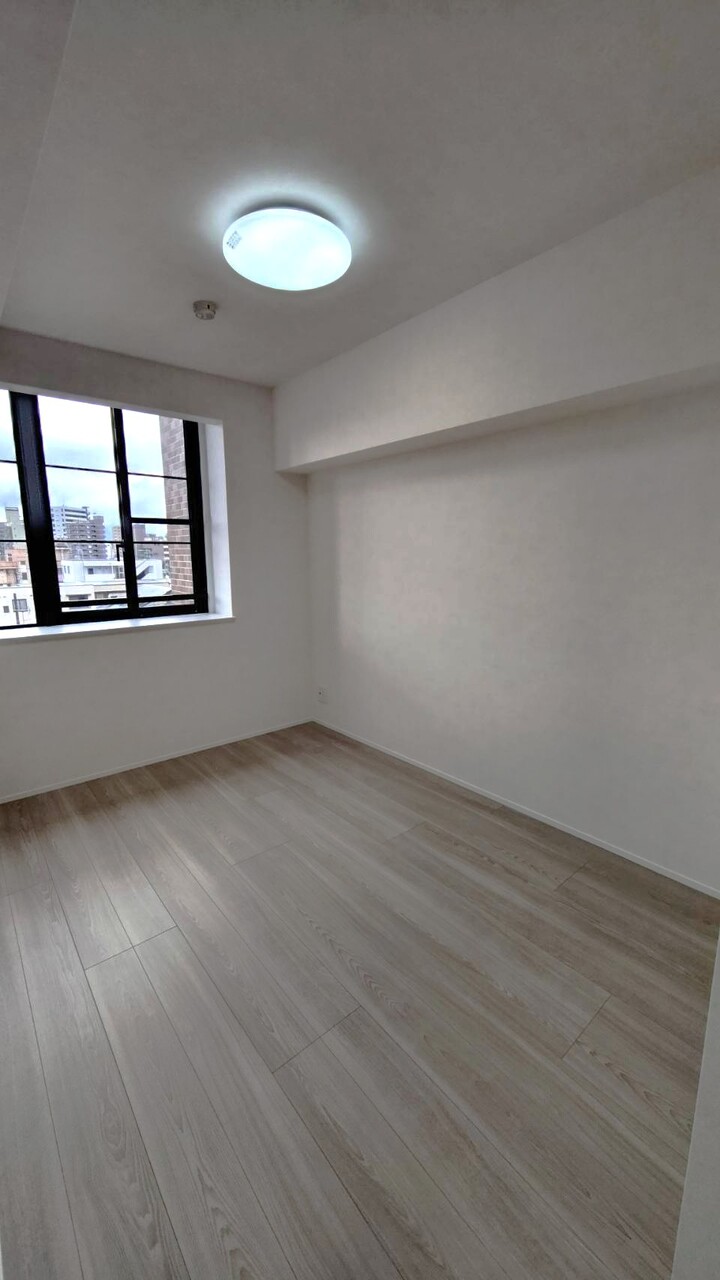 【洋室/約5.0帖】シンプルな内装のため、様々な家具と調和しやすく、お好みのお部屋づくりを楽しめます。出窓部分には、お気に入りの小物や季節のお花などを飾れるスペースがあります。