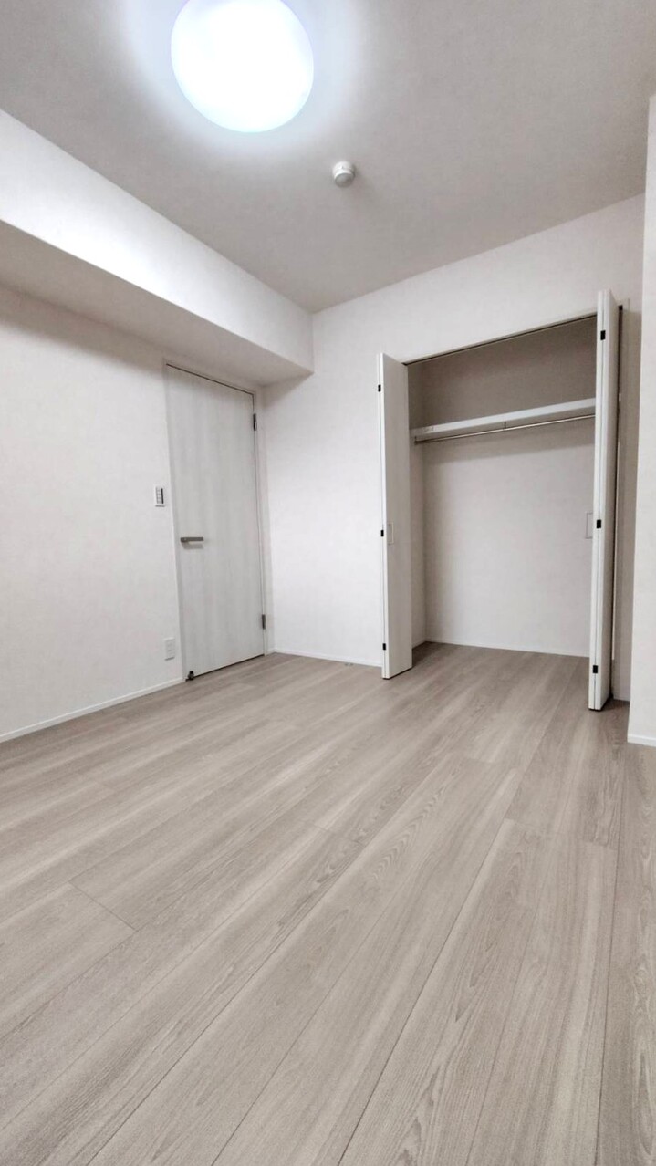 【洋室/約5.9帖】玄関付近に配置され、独立性が高い洋室。プライベートな時間を過ごす主寝室としての利用もおすすめ。ハンガーパイプと枕棚付きのクローゼットが備わっています。