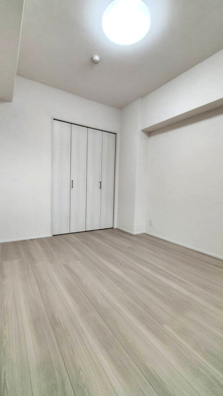 【洋室/約5.9帖】壁面が多く、自由度の高い家具配置が可能です。汚れがつきにくくお手入れがしやすい、全居室フローリング仕様です。