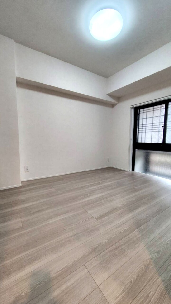 【洋室/約5.9帖】窓の外廊下側には花台が設けられ、緑を感じる暮らしができそうです。花台の下部はエアコンの室外機置場です。