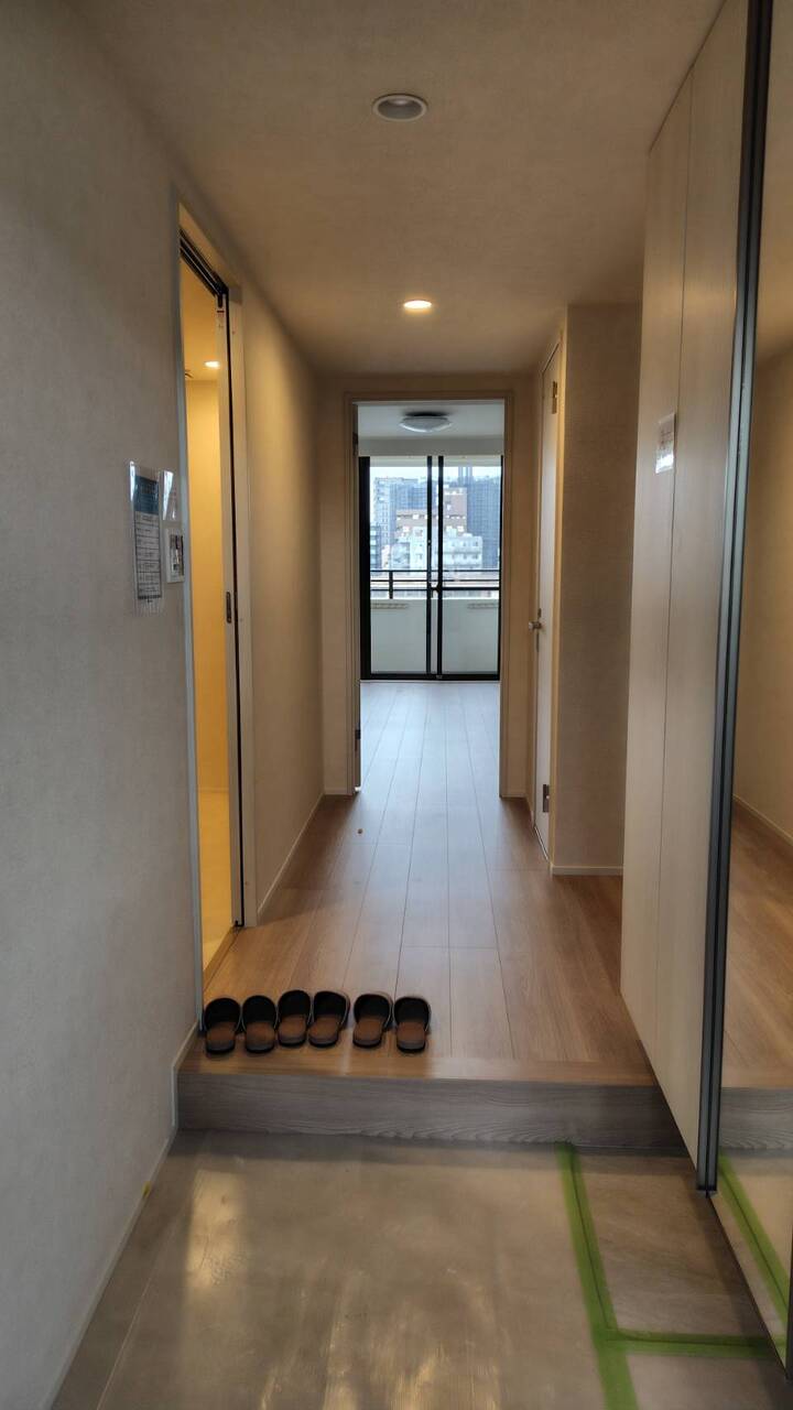 【玄関】空間を有効活用できる、フロートタイプのシューズボックスが設置されています。姿見付きでお出掛け前の身だしなみチェックに便利。