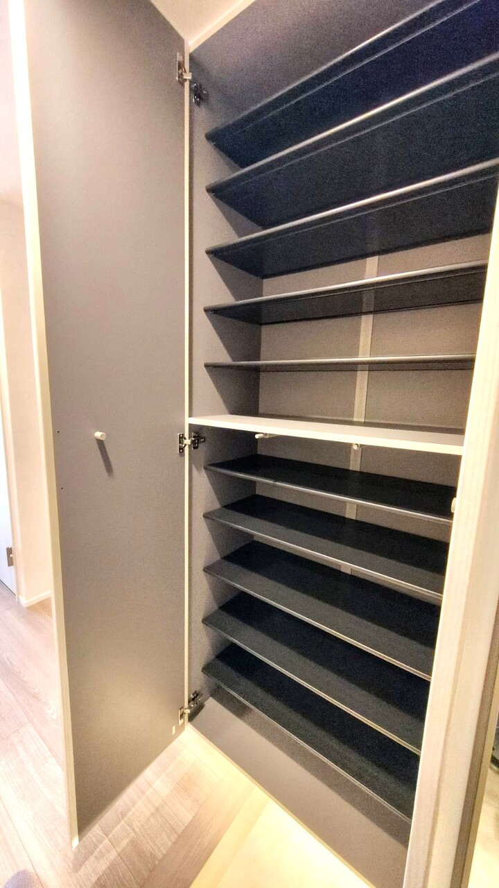 【シューズボックス】ご家族分の靴やシューケア用品をたっぷり収納可能。すっきりとした玄関周りを保つことができ、ゲストを気持ちよくお迎えできます。