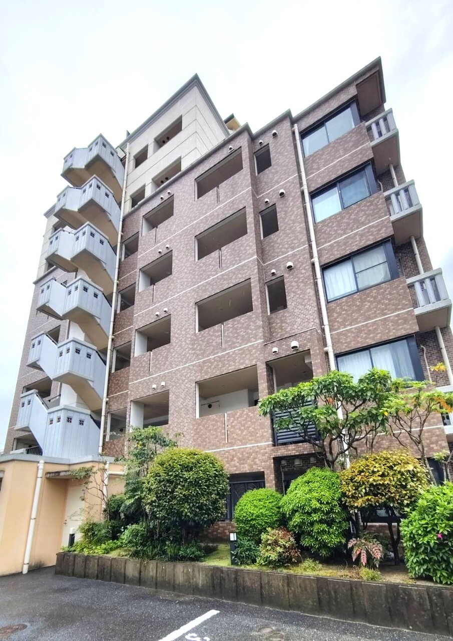 【現地外観写真】福岡市七隈線「別府」駅まで徒歩8分のロケーション。「天神南」駅や「博多」駅にダイレクトアクセスでき、通勤・通学やお出掛けにも便利です。