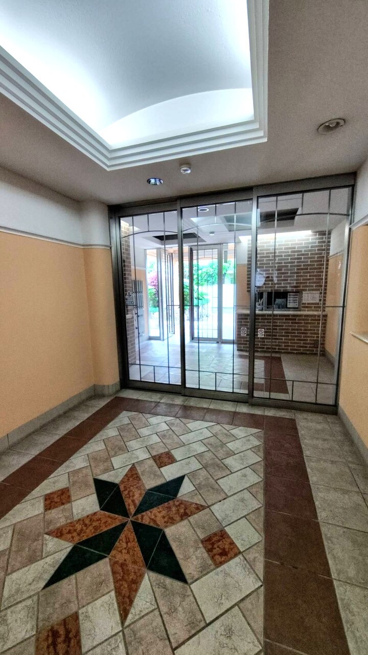 【エントランス】福岡市立鳥飼小学校まで徒歩5分(約361m)、福岡市立城西中学校まで徒歩4分(約242m)。子育て世帯にもおすすめの住環境です。