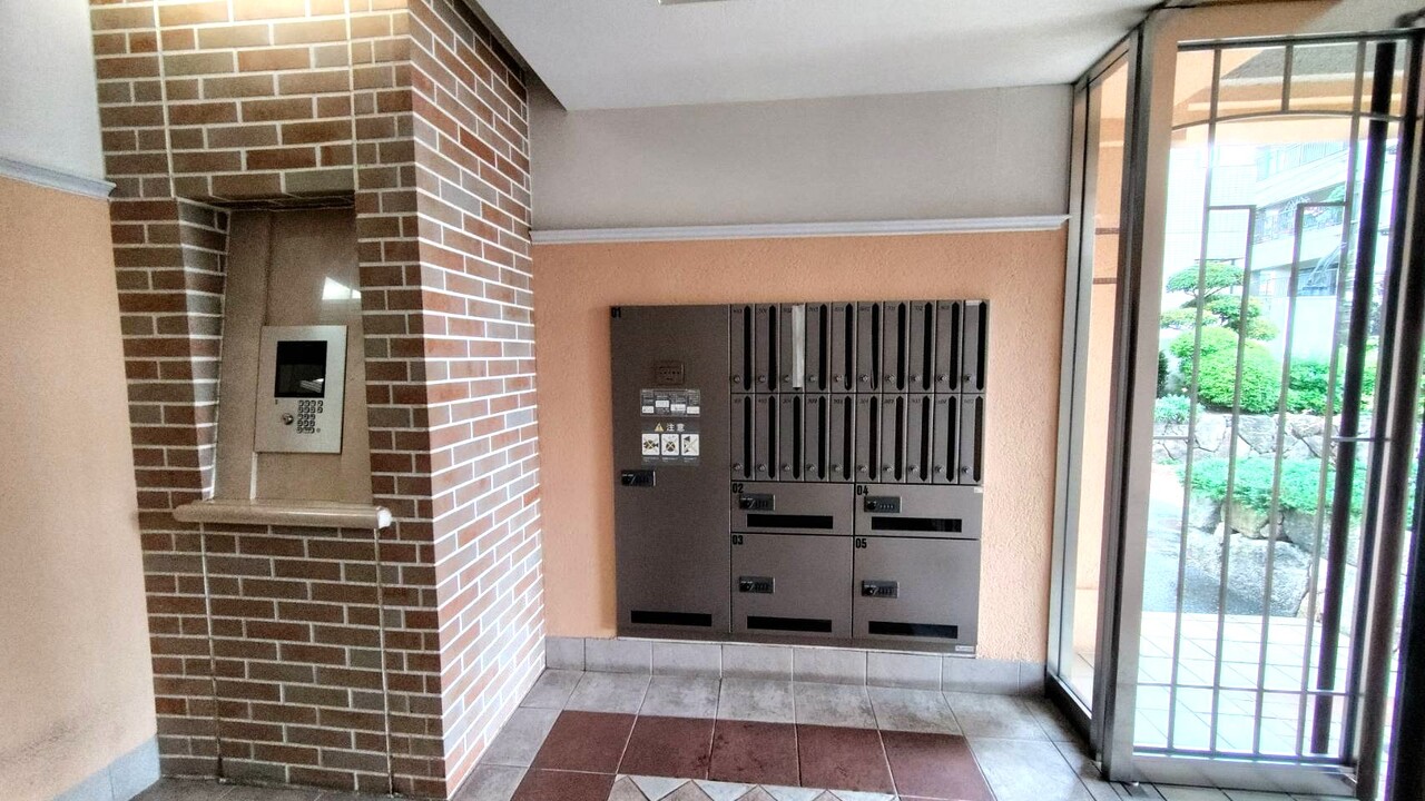 【エントランス】外出時にも荷物の受け取りができる宅配ボックスが設置されています。再配達の手間が省けて便利。気軽にインターネットショッピングが楽しめます。