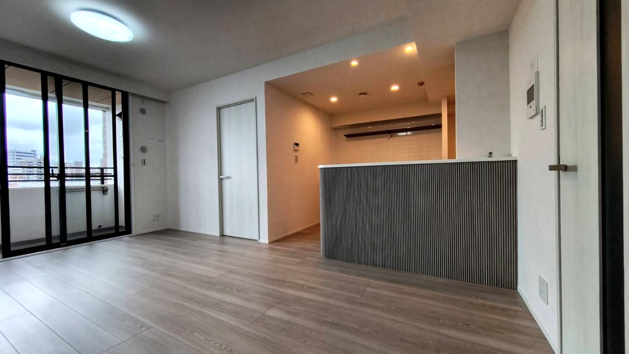 【LDK/約12.1帖】生活のメインスペースとなるLDKは、南面バルコニーに面した明るい空間。カウンター式キッチンが採用されており、カウンターを介して料理の準備や片付けが捗ります。