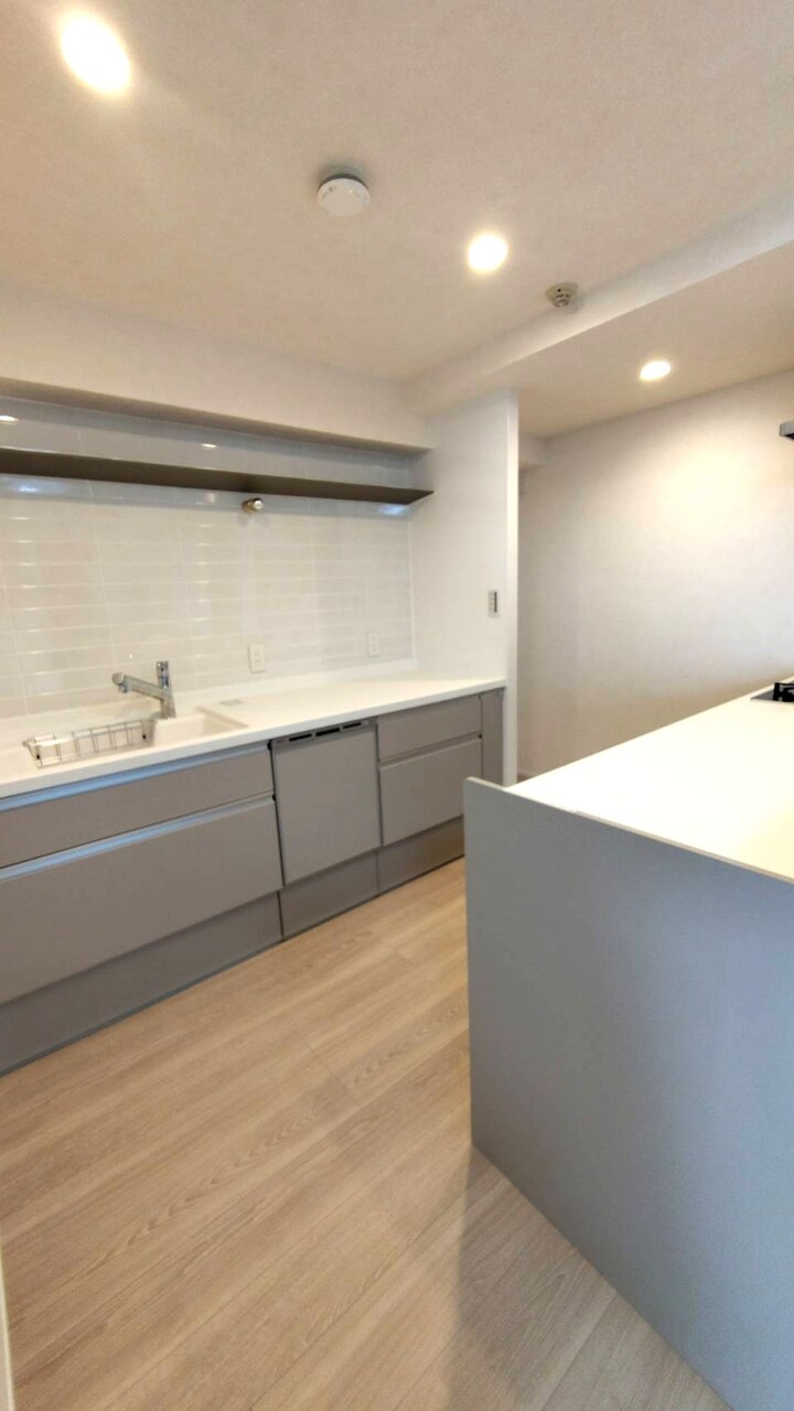 【キッチン】作業効率良好なⅡ型キッチン。見た目がスタイリッシュなビルトインタイプの食洗機が搭載されています。家事の負担が軽減され、ご家族と過ごす時間を増やすことができそうです。