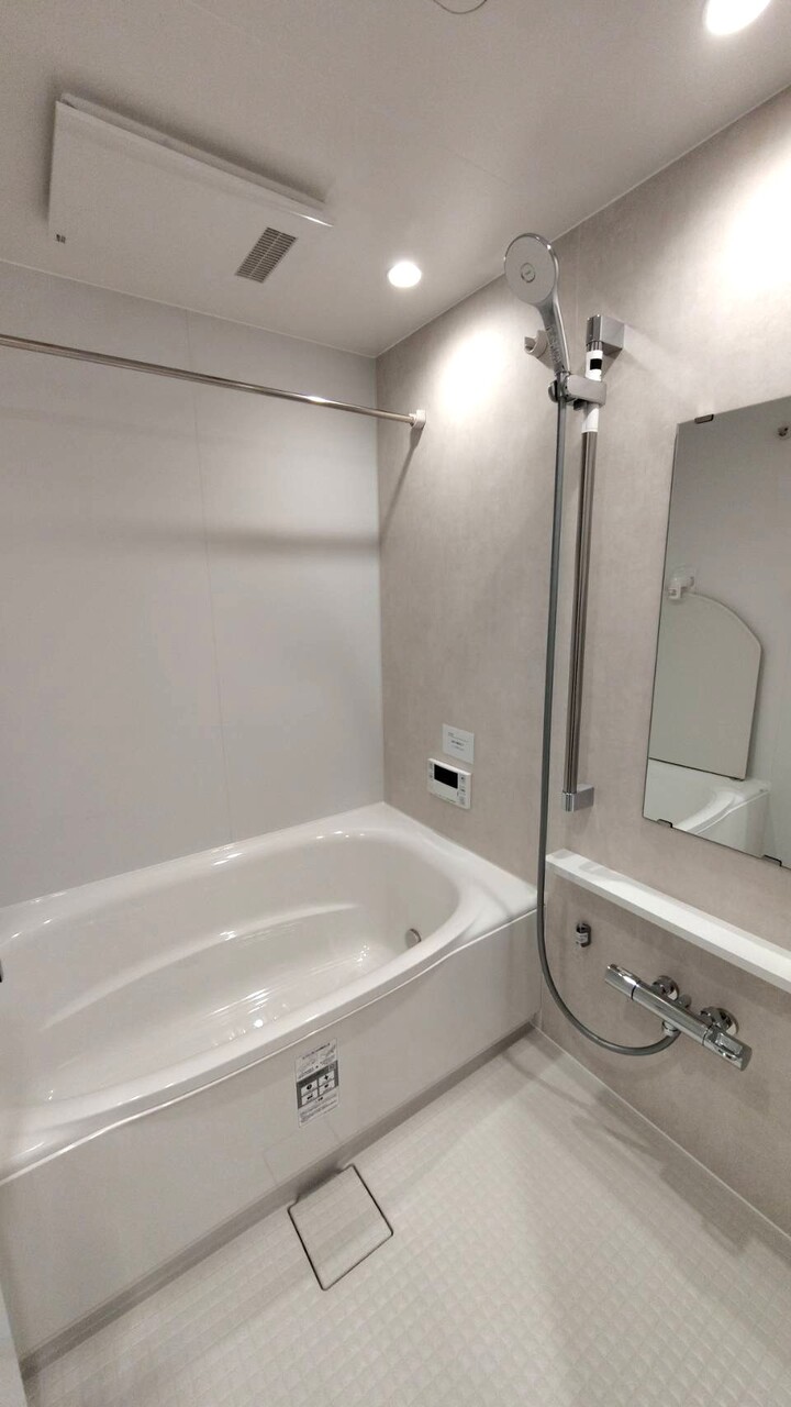 【浴室】1日の疲れを癒す1416サイズの浴室。季節や天候を問わずに洗濯物を乾かすことができる、浴室乾燥機が備わっています。