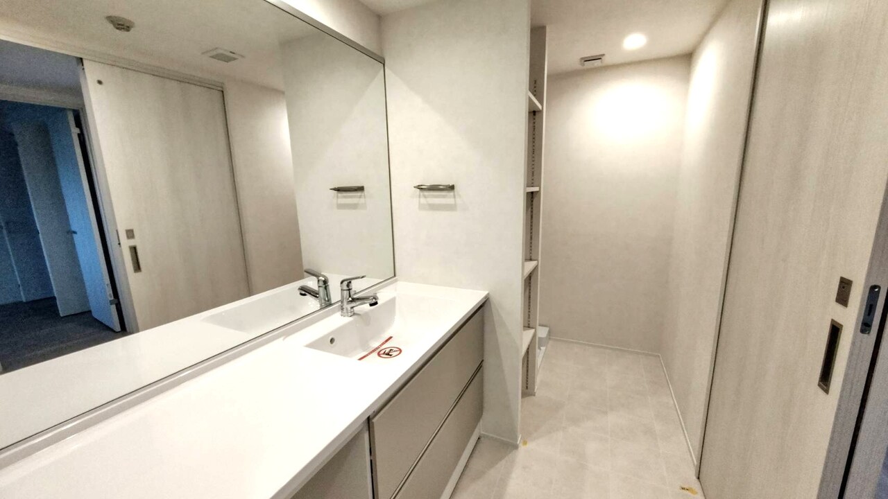 【洗面室】大きな1枚鏡が採用された洗面化粧台。可動棚仕様の収納スペースがあり、ご家族分の肌着やリネン類が片付きます。