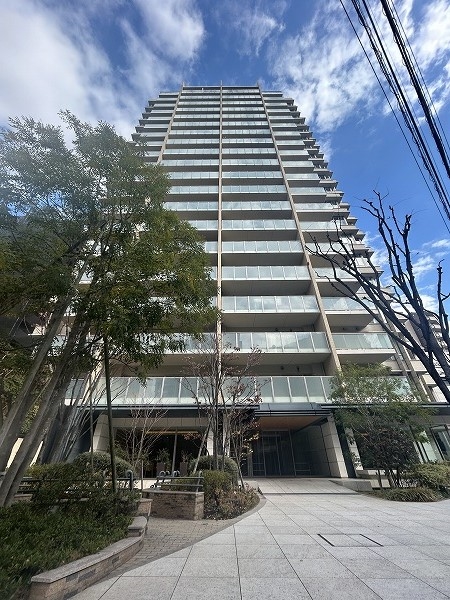 2015年6月築。総戸数130戸のマンションです。