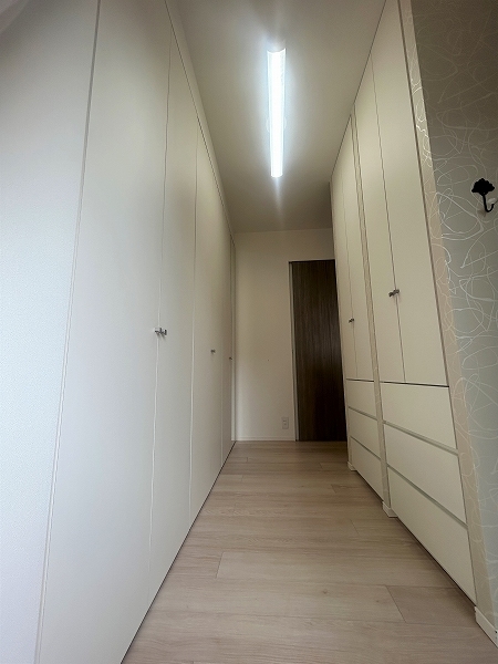 約10帖のお部屋にはクローゼットが多く収納豊富です。