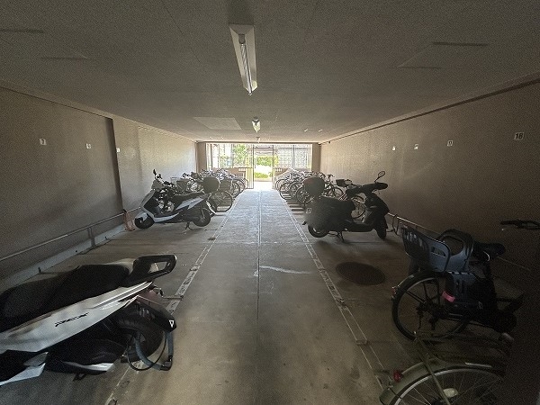 区画指定のバイク置場。