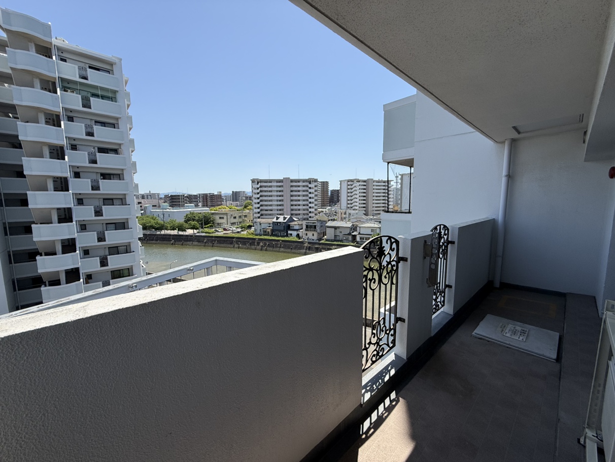 一日を通して明るい、南向きバルコニーです。