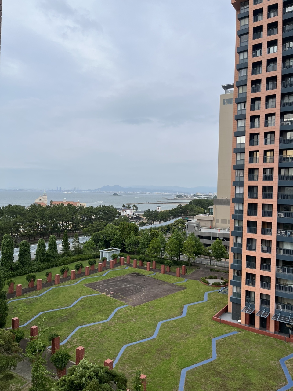 バルコニーからは海を望めます。