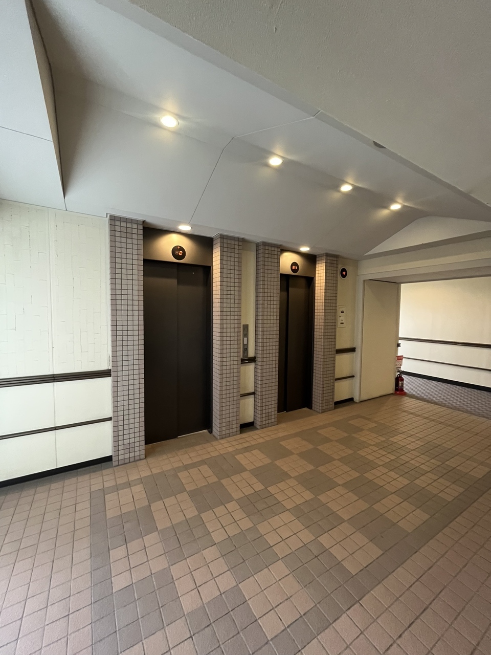 エレベーターは2基ございます。