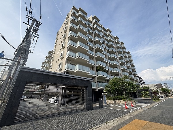 シャッターゲート付の駐車場　車寄せ・来客用駐車場有
