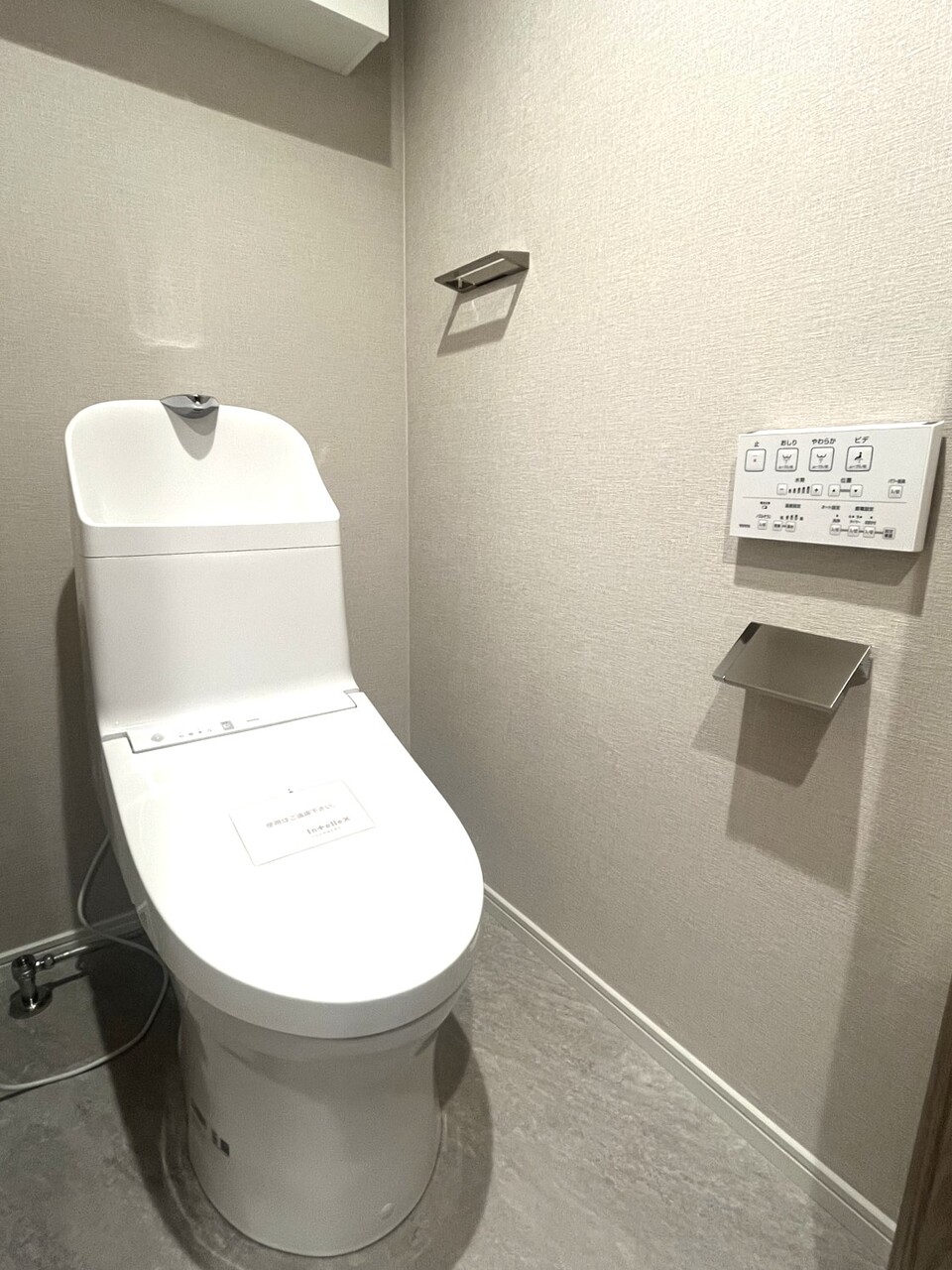 上部に収納棚を設けました。トイレットペーパーや清掃用具の収納におすすめ◎