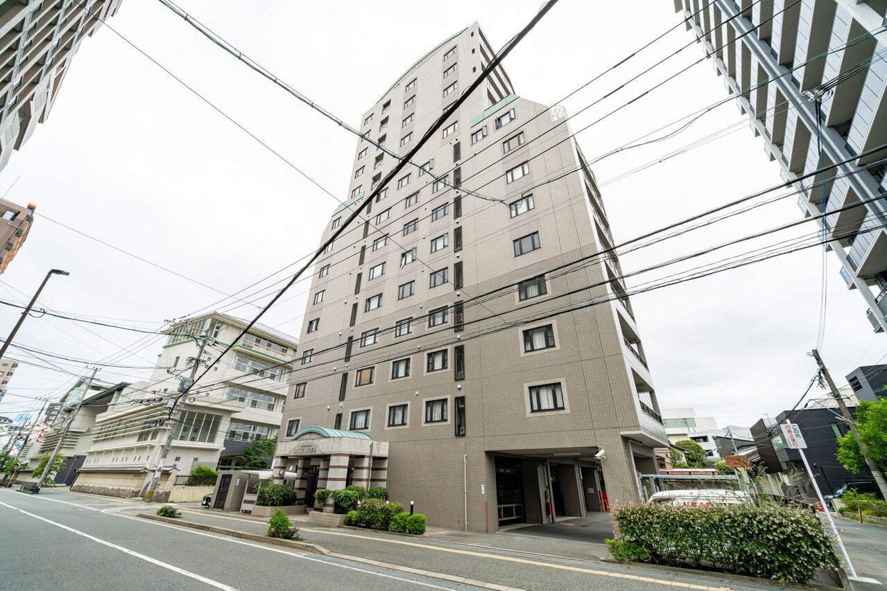スタイリッシュな外観です。３路線利用可能な立地です。