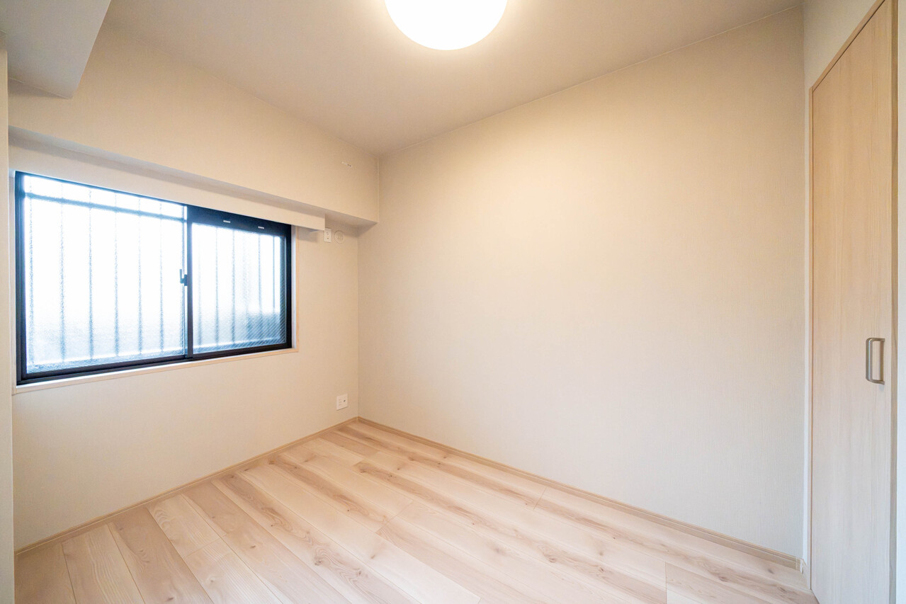 約4.2帖洋室です。全室フローリングにつき、日々のお掃除も楽々。お部屋の清潔を保ちやすいですね。